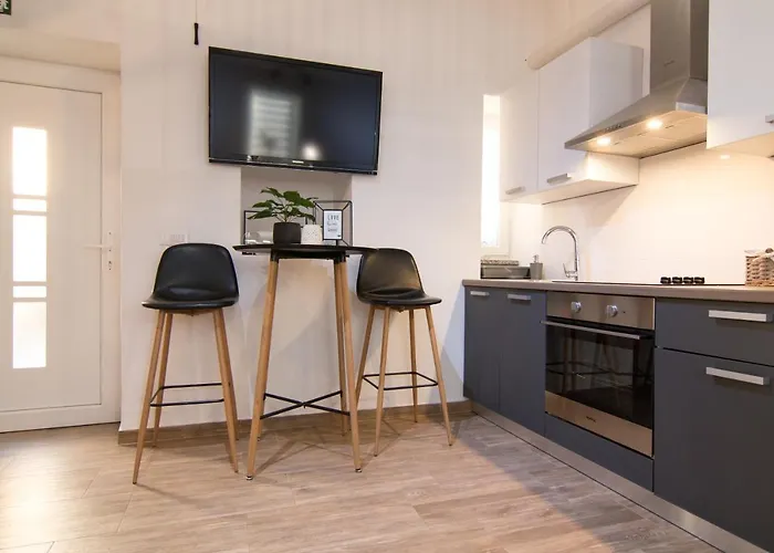 Moet With Garden Apartment Pula